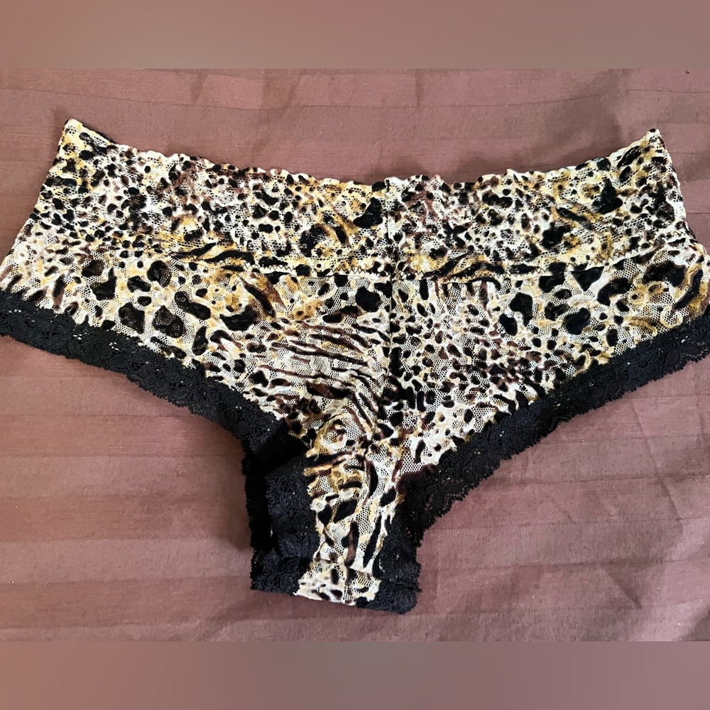 VS The Lacie Leopard Print Lace Trim Panties
Size M
EUC - never worn